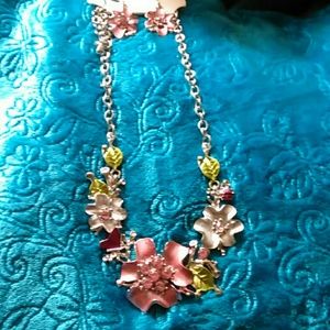 NWOT Gorgeous Necklace & Earring Set